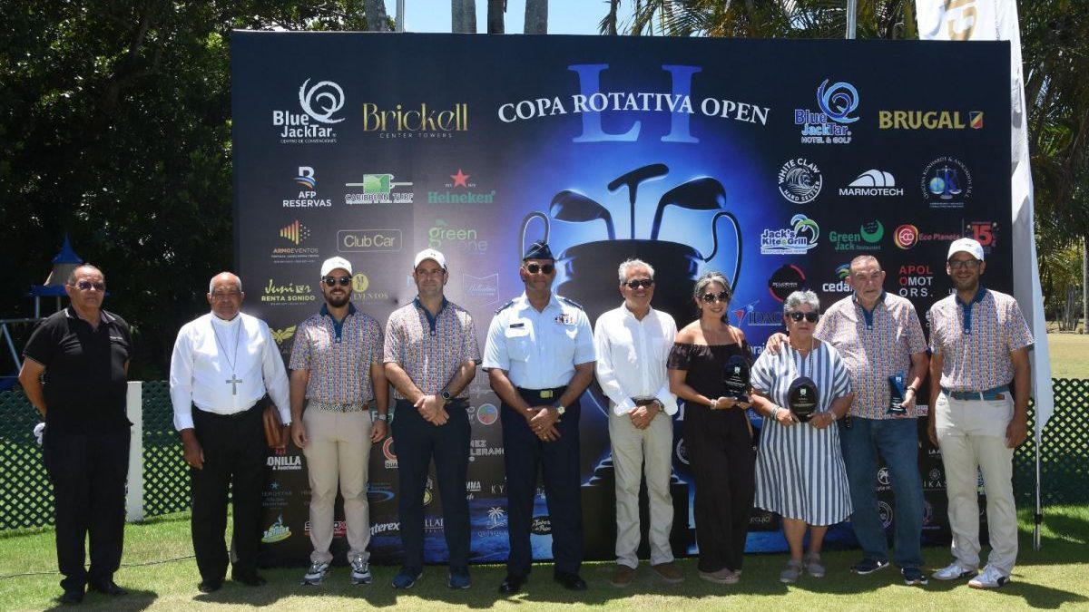 Golfistas compitiendo en el campo de Playa Dorada durante la Copa Rotativa de Golf Puerto Plata edición 51
