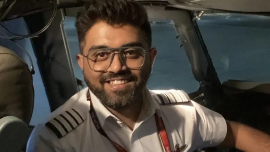 Avión de Flydubai en pista de aeropuerto con logo de la aerolínea visible en el fuselaje