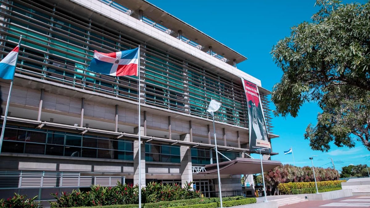 Fachada del Palacio de Justicia en Santo Domingo durante audiencia de casos de corrupción en República Dominicana
