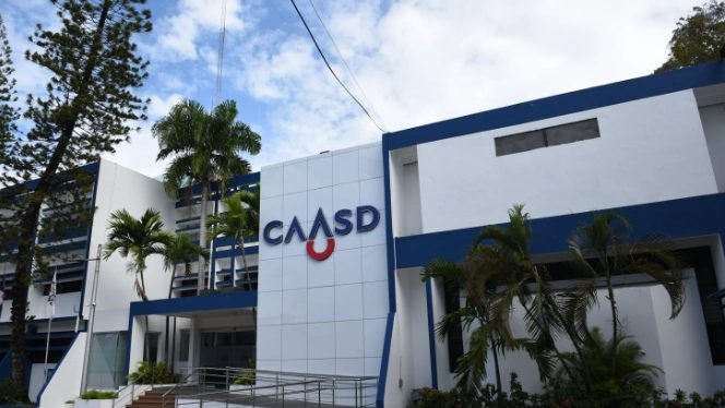 Residentes del residencial Caroní en Santo Domingo Norte protestando por cortes de agua de la CAASD