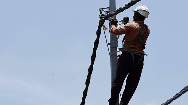 Brigada técnica de la ETED trabajando en una línea de transmisión eléctrica de alta tensión en República Dominicana