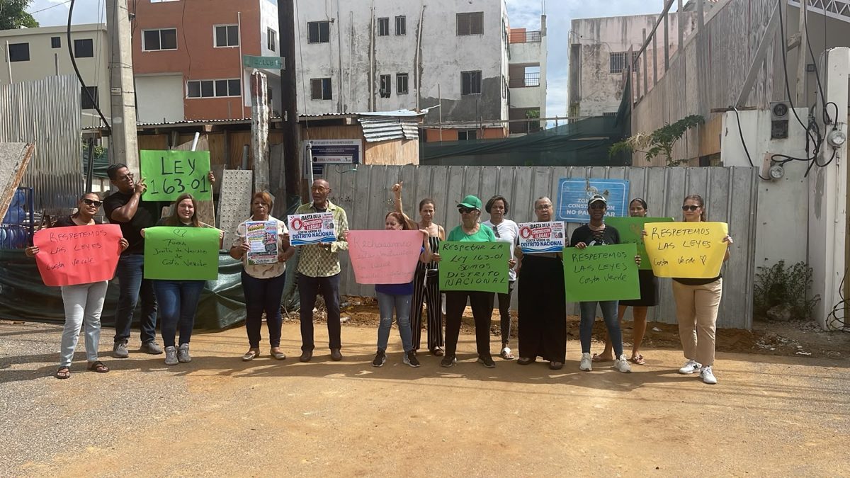 Residentes de Costa Verde protestando en la entrada de la comunidad en Santo Domingo exigiendo al ADN cumplir la Ley 163-01