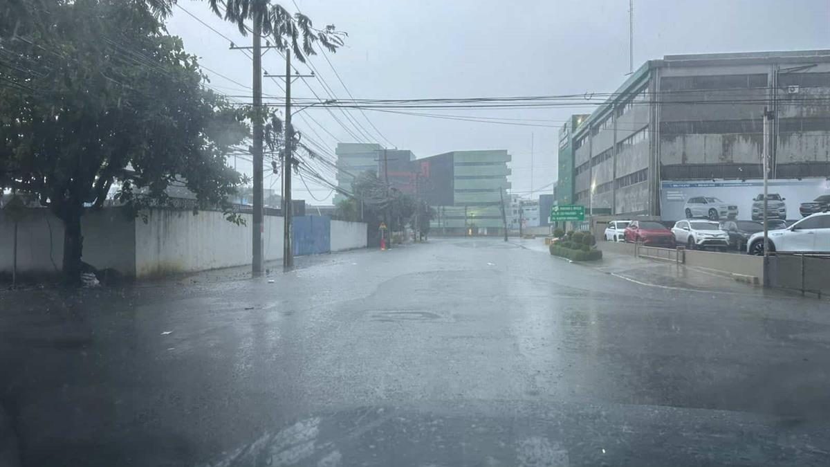 Edificio de la Superintendencia de Bancos de República Dominicana con nubes de tormenta al fondo