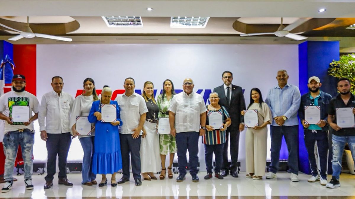 Director de Promipyme Fabricio Gómez Mazara entregando créditos a microempresarios en el ayuntamiento de San José de Ocoa