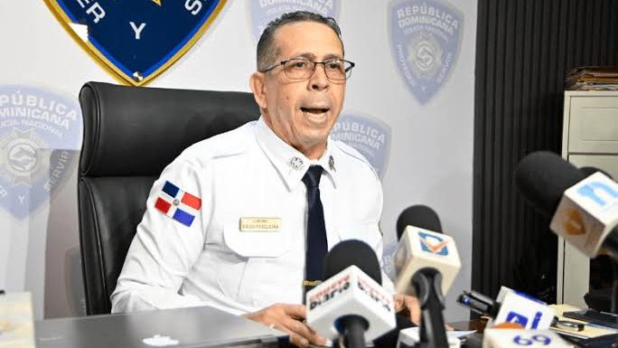 Agentes de la Policía Nacional presentando a los dos detenidos por el crimen del estadounidense Andy Louissaint en Buenos Aires de Herrera