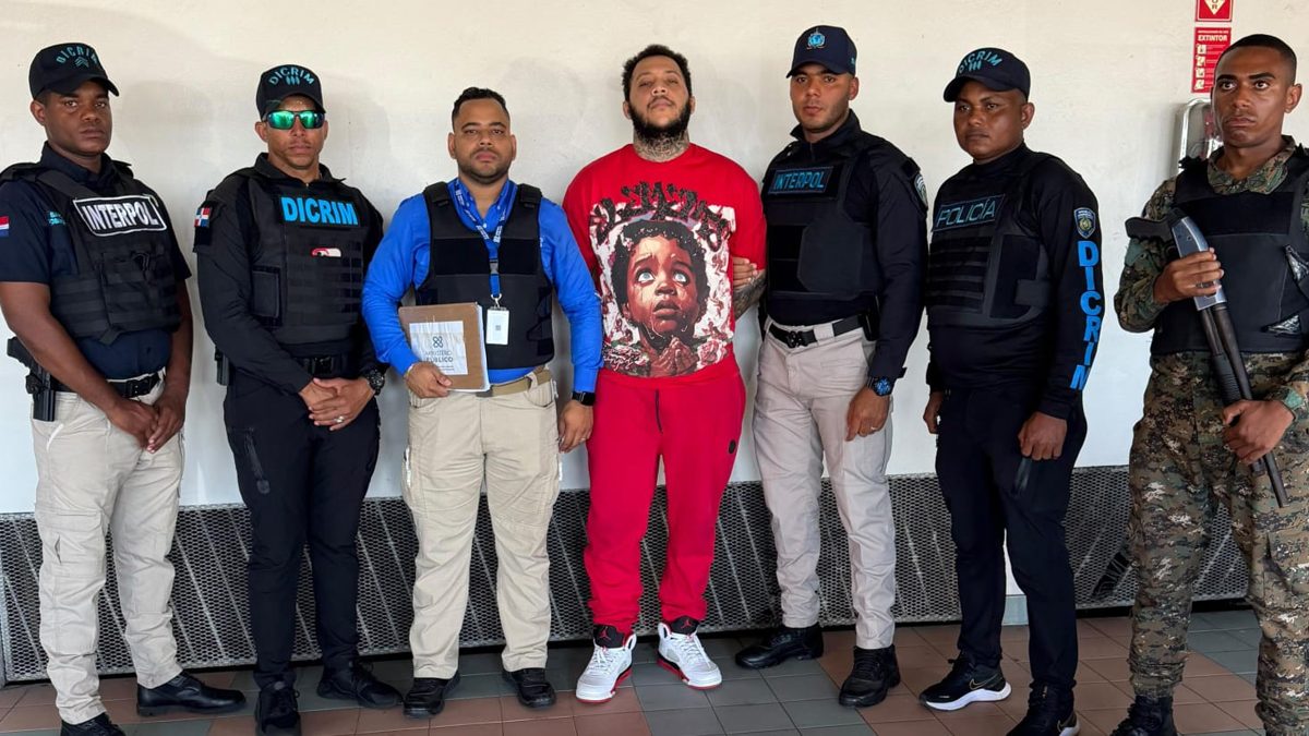 Policía Nacional recibe en el AILA a deportado desde Jamaica señalado en crimen de chofer recolector de basura en Santiago