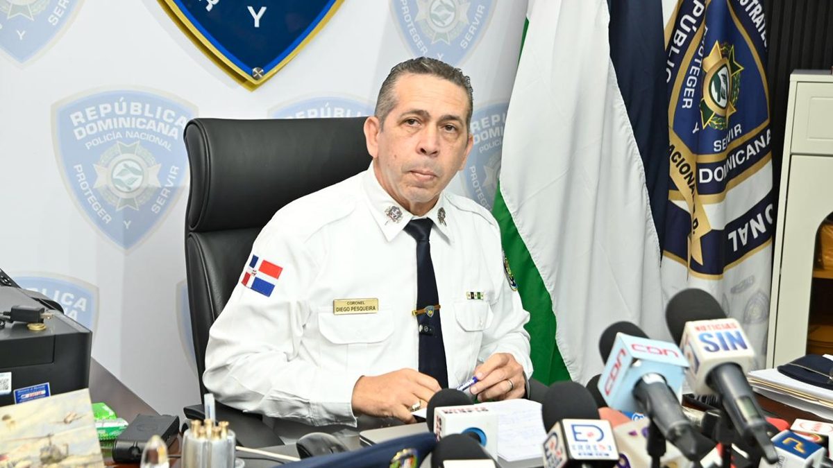 Agentes de la Policía Nacional en la avenida Las Américas frente al Hospital Traumatológico Doctor Darío Contreras, Santo Domingo Este