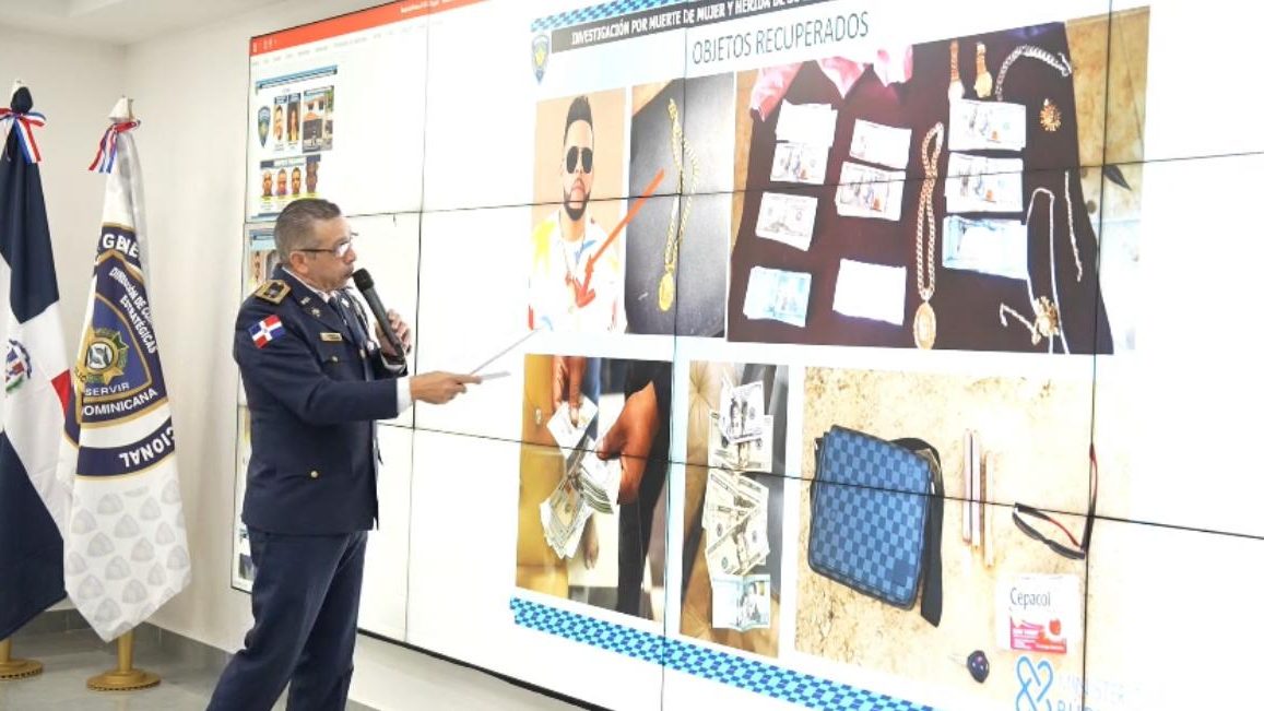 Policía Nacional presenta dinero, relojes y pertenencias recuperadas tras asalto en casa de Julián Oro Duro en Santo Domingo Este