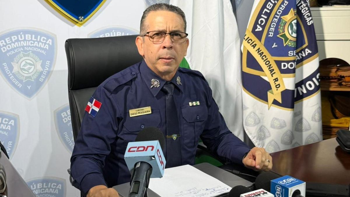 Coronel Diego Pesqueira, vocero de la Policía Nacional, mostrando evidencias recuperadas del asalto en casa de Julián Oro Duro