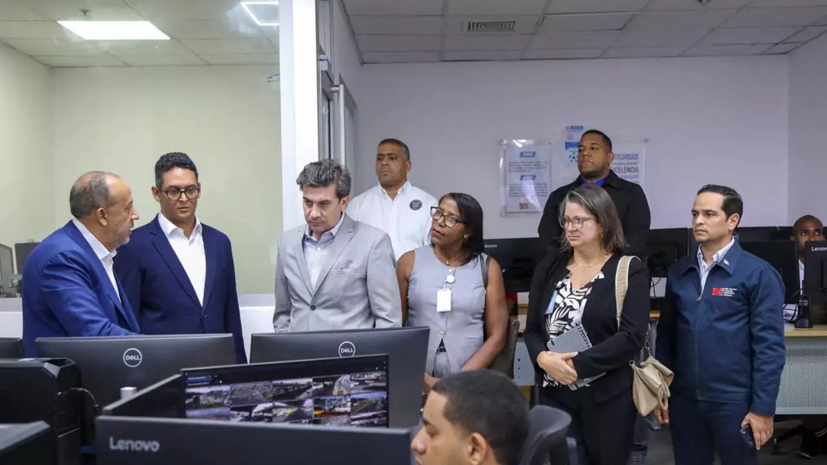 Funcionarios del Sistema 911 dominicano y representantes de la Embajada de EE.UU. reunidos para evaluar proyectos tecnológicos contra el crimen organizado