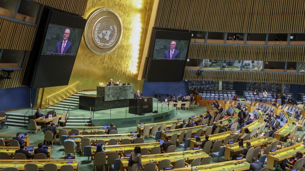 Primer ministro de Nepal Balendra Shah vestido de luto durante su discurso en la Asamblea General de la ONU en Nueva York