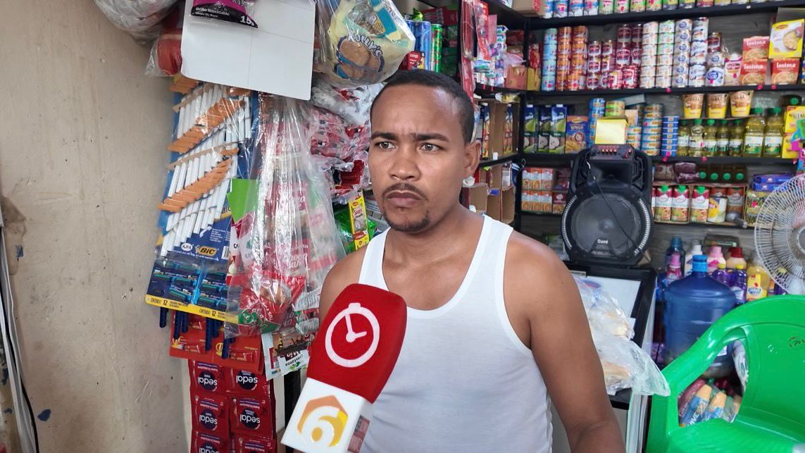 Cubetas y tanques vacíos frente a viviendas del sector Los Girasoles en Santo Domingo durante la crisis de agua