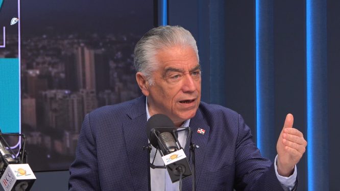 General retirado José Miguel Soto Jiménez hablando en un evento político de la Fuerza del Pueblo en República Dominicana