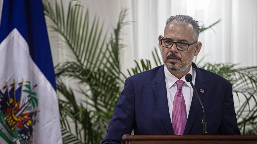 Primer ministro de Haití Alix Didier Fils-Aimé hablando en acto conmemorativo en Puerto Príncipe