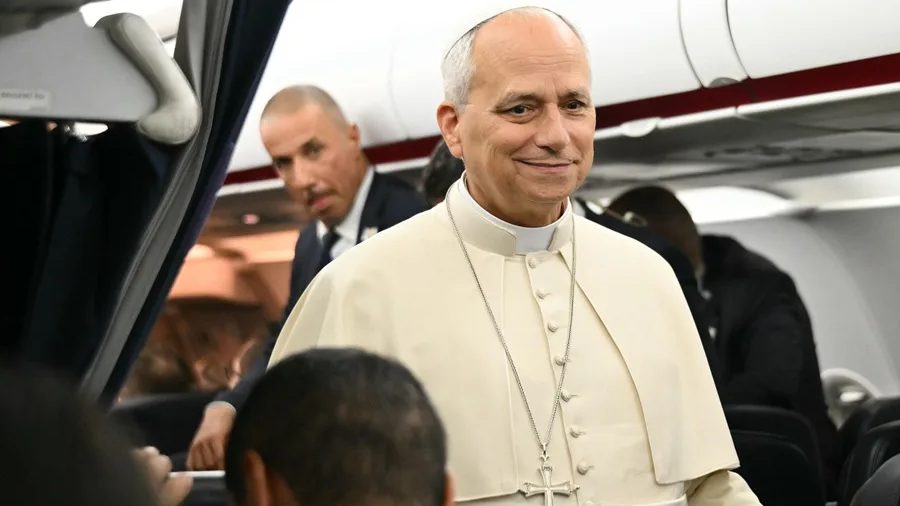 Papa León XIV hablando con periodistas a bordo del avión papal de regreso a Roma