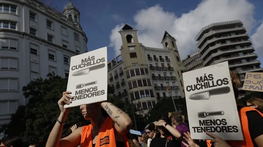 Miles de manifestantes llenan la Plaza de Cibeles en Madrid durante la marcha por la crisis de vivienda del 4 de octubre de 2026