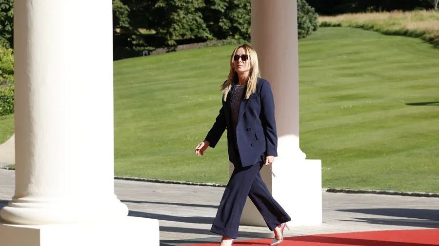 Giorgia Meloni en una conferencia de prensa mientras líderes de la oposición italiana critican los controles fronterizos con España