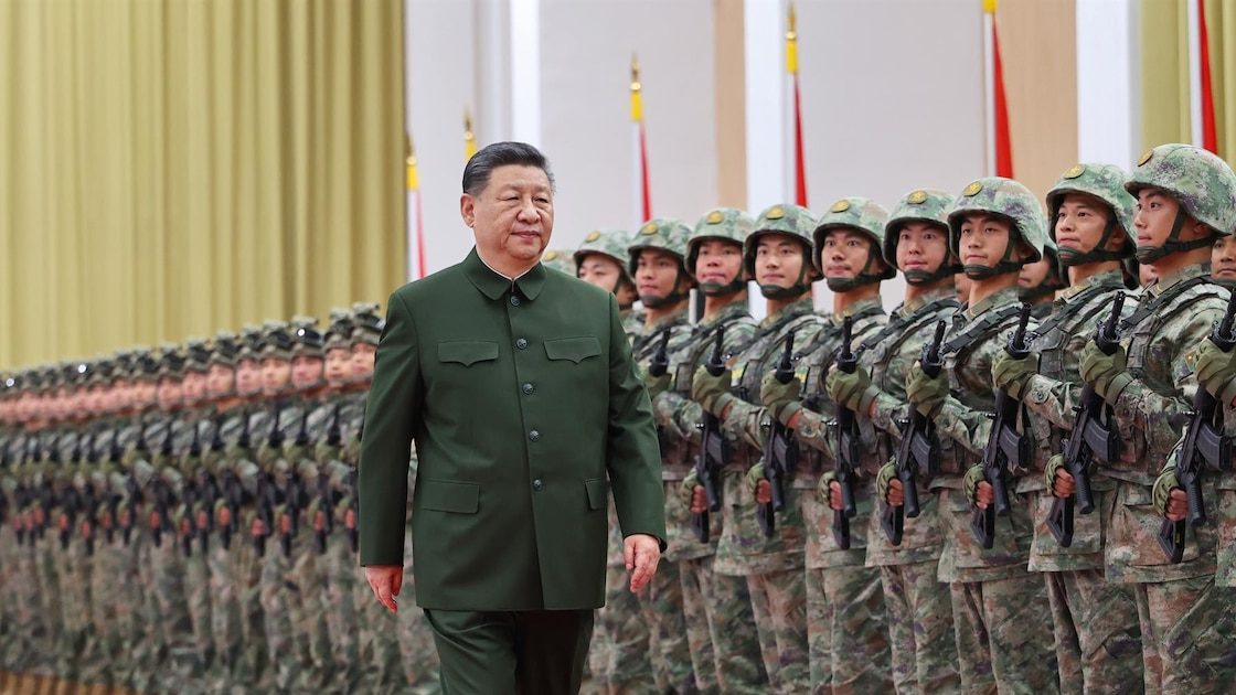 Xi Jinping en acto oficial mientras gráficas muestran el superávit comercial chino y señales de debilidad económica interna en 2026