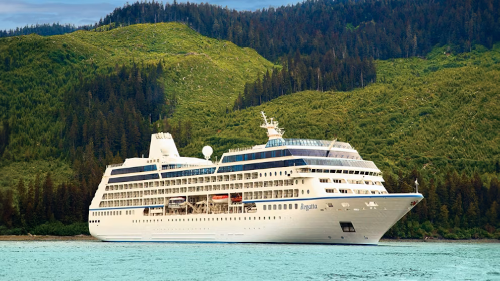 Crucero Regatta de Norwegian Cruise Line navegando en aguas abiertas durante travesía récord de 371 días