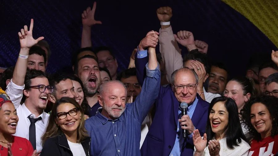 Lula da Silva celebrando su triunfo en el balotaje presidencial de Brasil el 25 de octubre de 2026