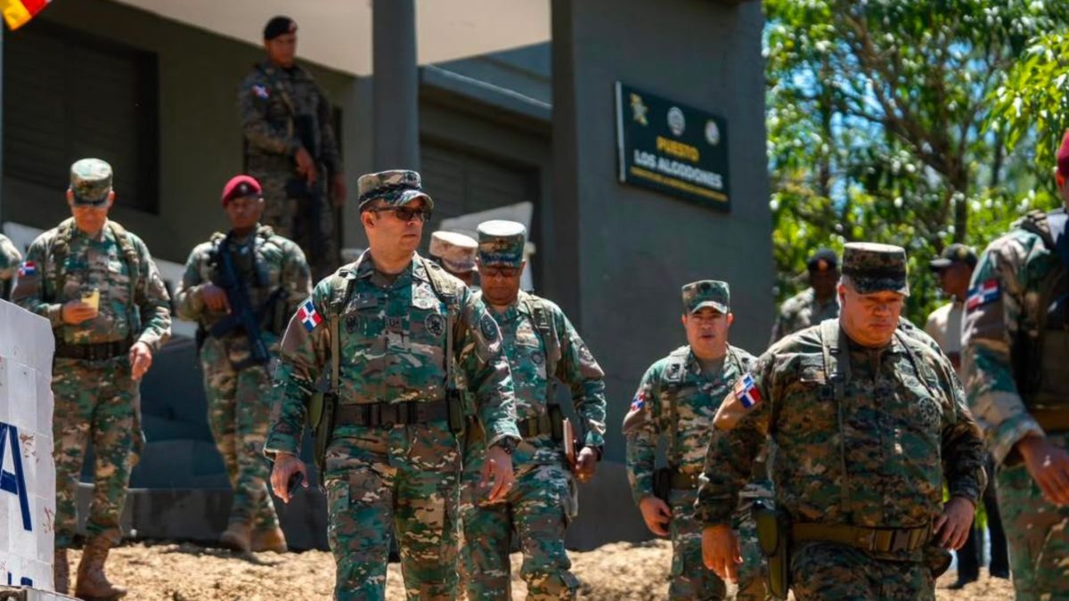 General Jimmy Arias Grullón supervisando destacamentos militares en la frontera dominicano-haitiana
