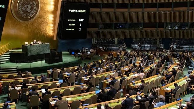 Canciller cubano Bruno Rodríguez Parrilla confrontando al embajador Mike Waltz en la Asamblea General de la ONU durante debate sobre el embargo a Cuba