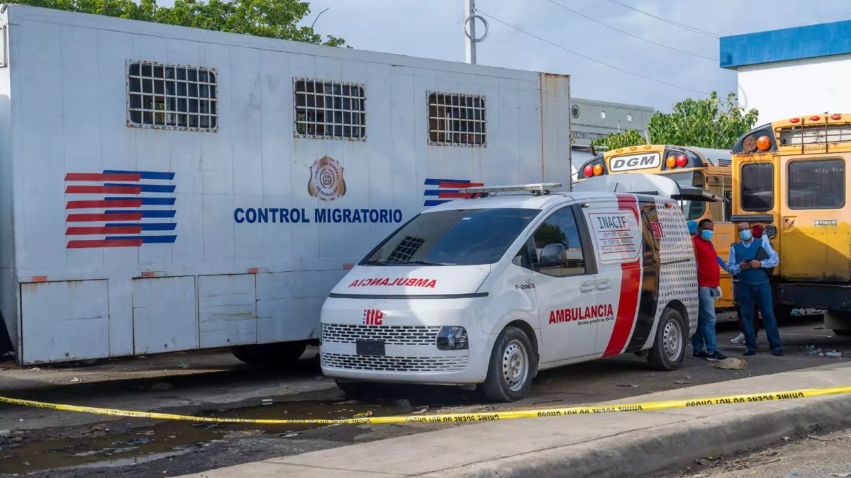 Camión averiado de la Dirección General de Migración donde fue hallado el cuerpo de Nelson de los Santos en Santo Domingo