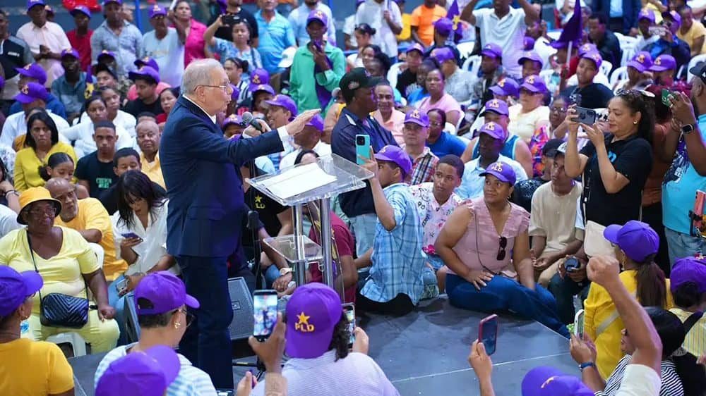 Danilo Medina hablando ante militantes del PLD en el Palacio de los Deportes de Villa Central en Barahona