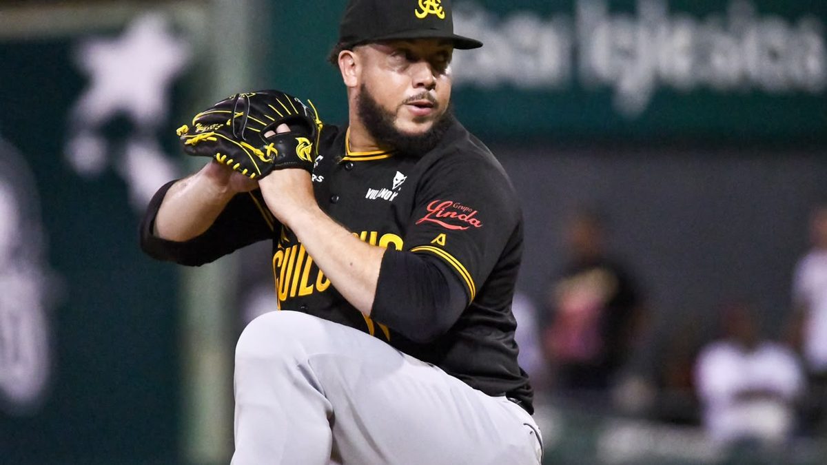 Lanzador Trevor Bauer en el montículo con el uniforme de las Estrellas Orientales en el Estadio Tetelo Vargas