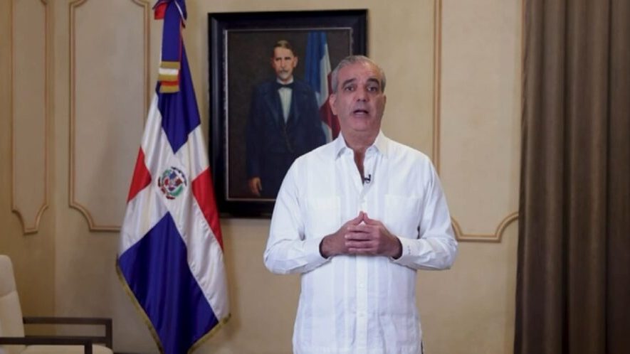 Presidente Luis Abinader en el Salón Las Cariátides del Palacio Nacional frente a micrófonos de prensa