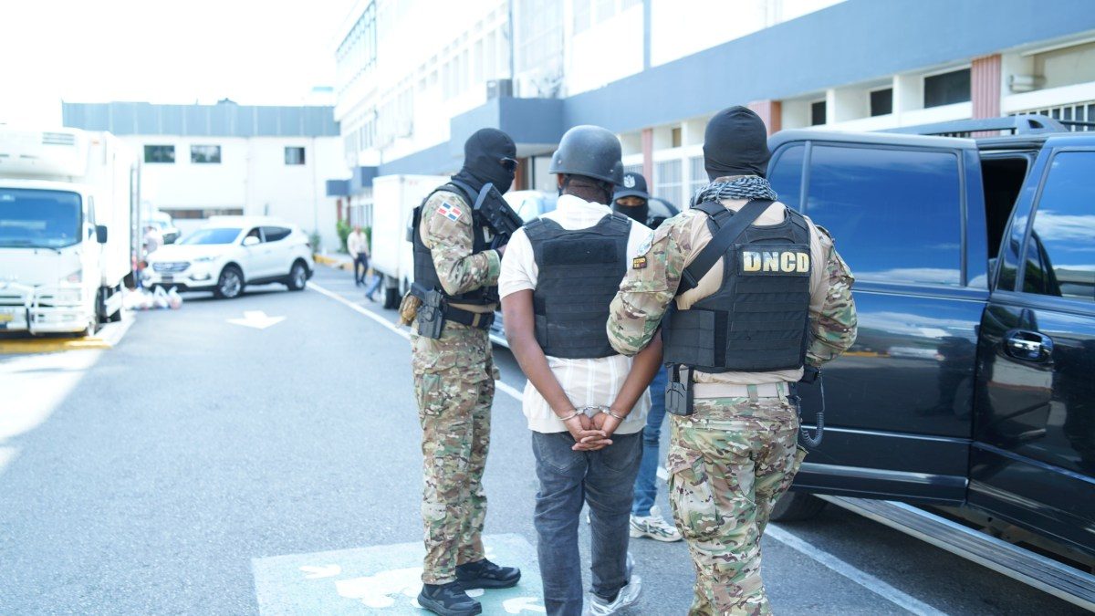 Agentes de la DNCD y Policía Nacional tras el arresto del alias Big Leaguer en La Caleta, Boca Chica