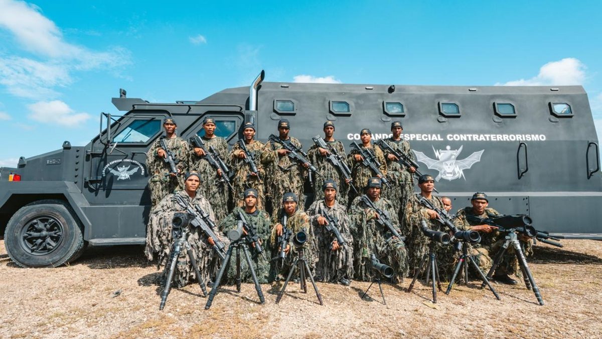 Militares dominicanos patrullando junto a la verja perimetral en la frontera con drones y vigilancia