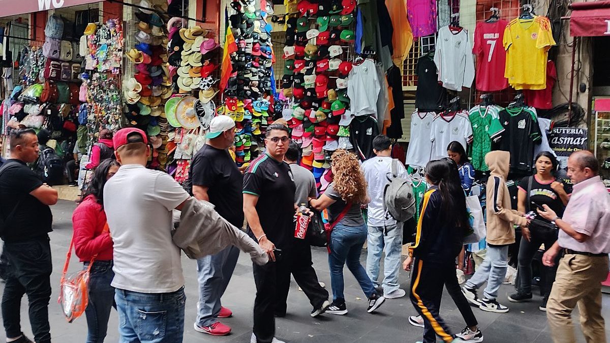 Contenedores de carga en puerto mexicano con estadísticas de comercio exterior julio 2026