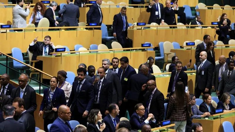 Delegados abandonando el salón de la Asamblea General de la ONU mientras Netanyahu habla desde el podio