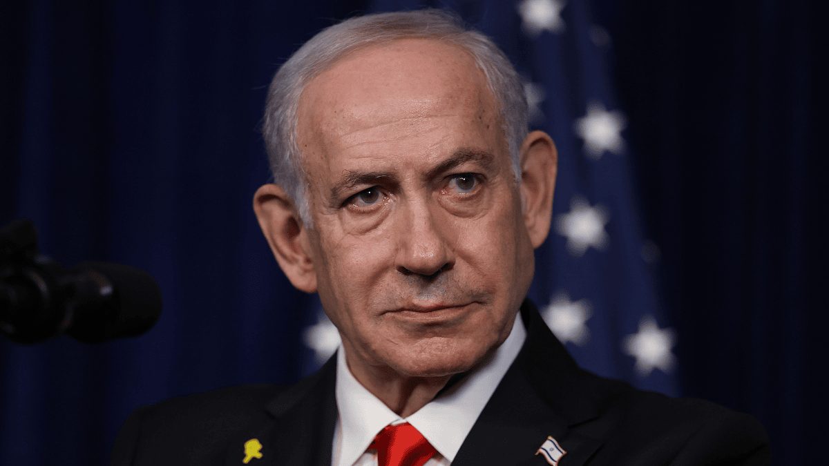 Benjamin Netanyahu en el podio de la Asamblea General de la ONU mientras delegados abandonan el salón