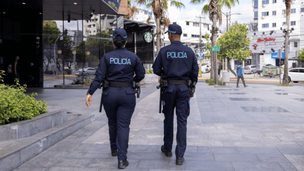 Agente de la Policía Nacional de República Dominicana en patrullaje en una calle urbana