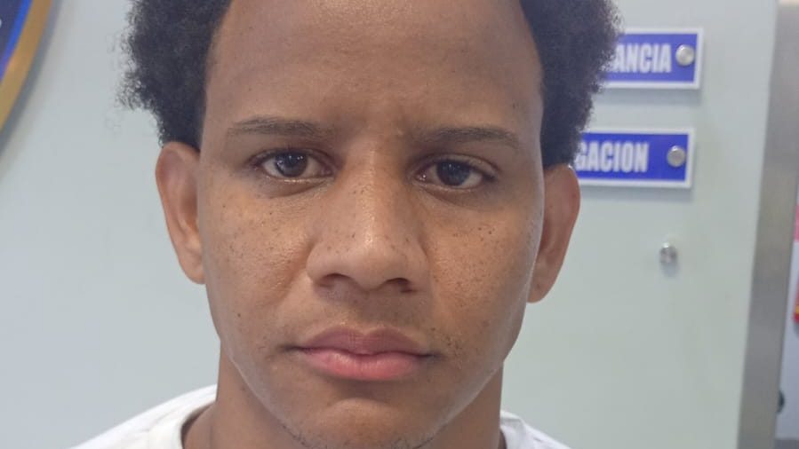 Bryan Rafael Gómez alias Petán siendo recibido por la Policía Nacional dominicana en el aeropuerto tras ser deportado de Estados Unidos