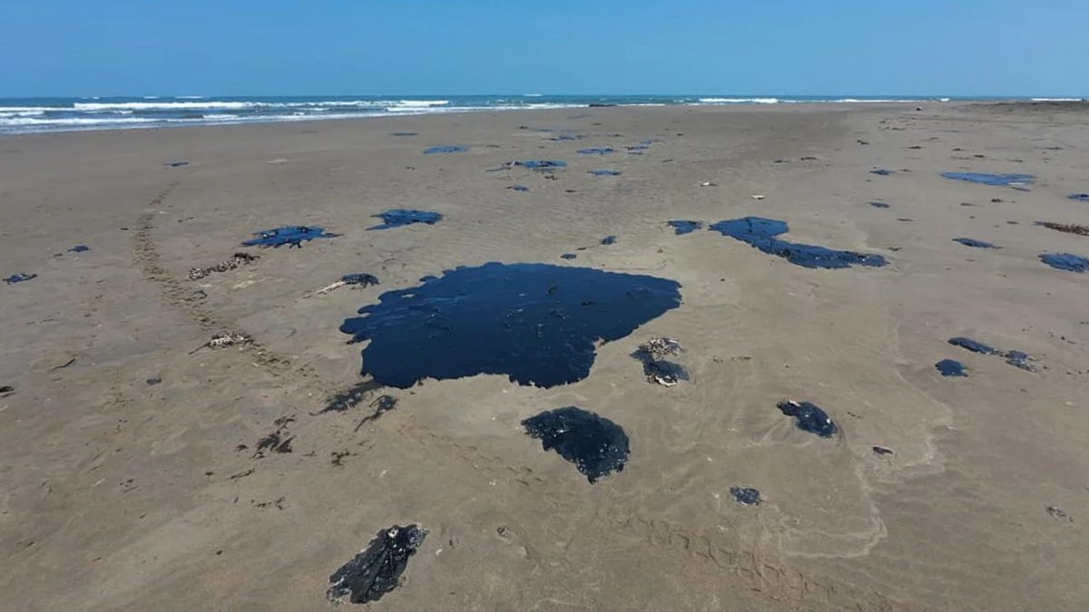 Mancha de hidrocarburos sobre el Golfo de México frente a las costas de Campeche, México