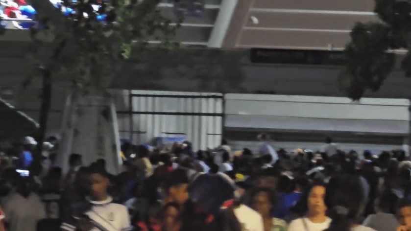 Aficionados empujando las puertas del Estadio Olímpico Félix Sánchez durante el partido entre República Dominicana y Haití
