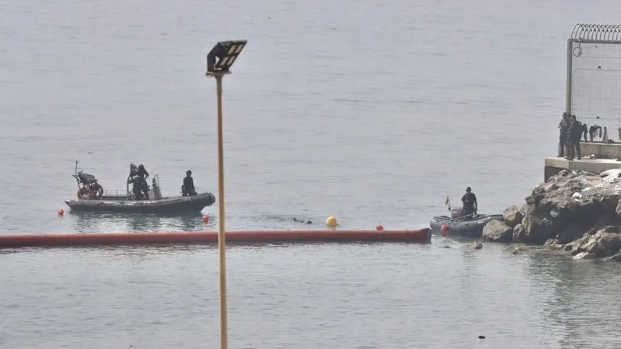 Familias marroquíes esperan junto a la valla fronteriza de Ceuta buscando a sus seres queridos desaparecidos en el mar