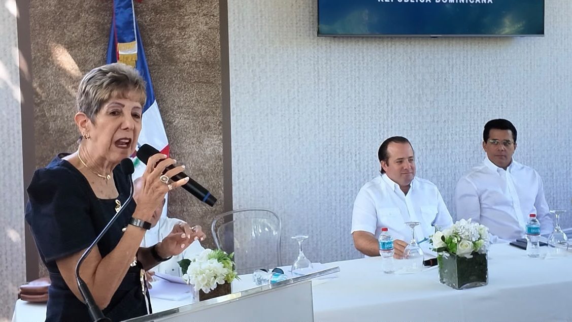 Senadora Ginette Bournigal hablando en el acto de inicio de construcción de calles en Maimón, Puerto Plata