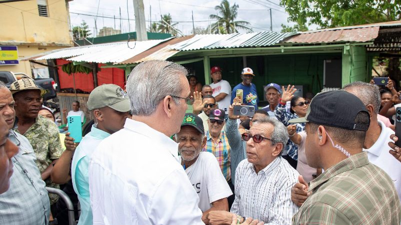 Presidente Luis Abinader frente al Palacio Nacional antes de viajar a Santiago para tres días de agenda en el Cibao