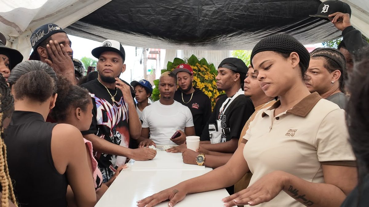 Velatorio de Diddy Glow en Boca Chica con artistas urbanos rindiendo homenaje al rapero dominicano