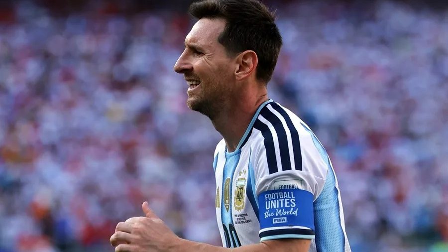 Lionel Messi con la camiseta de la selección argentina en el estadio Monumental de Buenos Aires