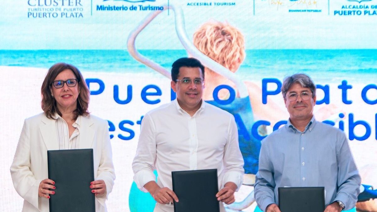 Firma del convenio Puerto Plata Destino Accesible con el ministro David Collado y representantes del Clúster Turístico