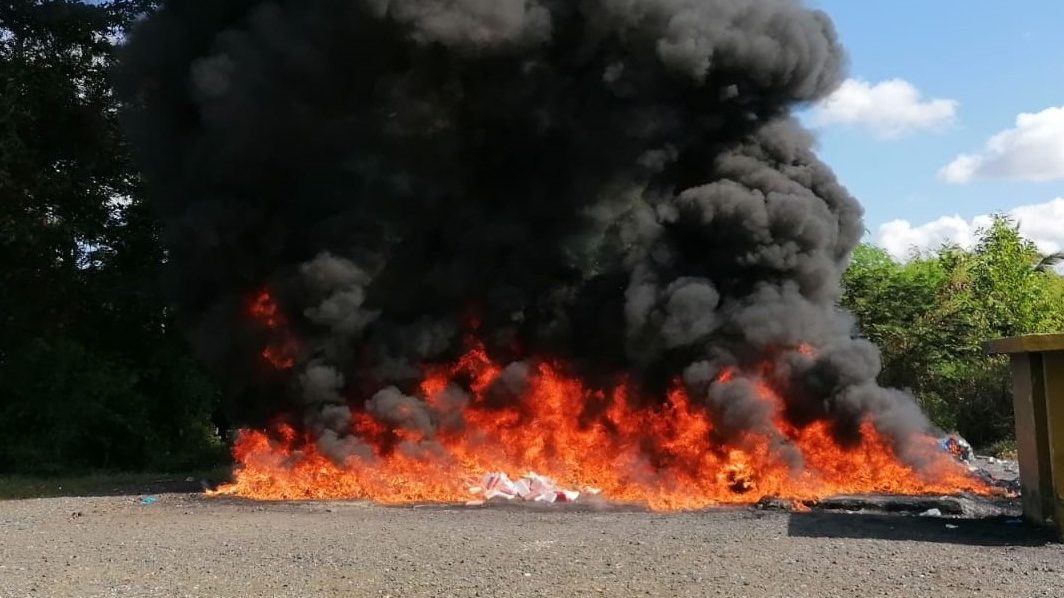 Agentes y funcionarios durante la destrucción de más de 2,300 kilos de cocaína y marihuana en el Campamento Militar 16 de Agosto, Pedro Brand