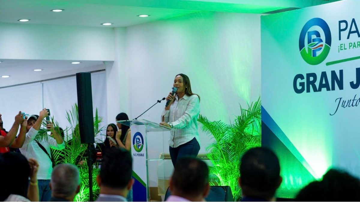 Maxi Manzueta, secretaria de Asuntos de la Mujer del Partido País Posible, durante llamado a la prevención del cáncer de mama