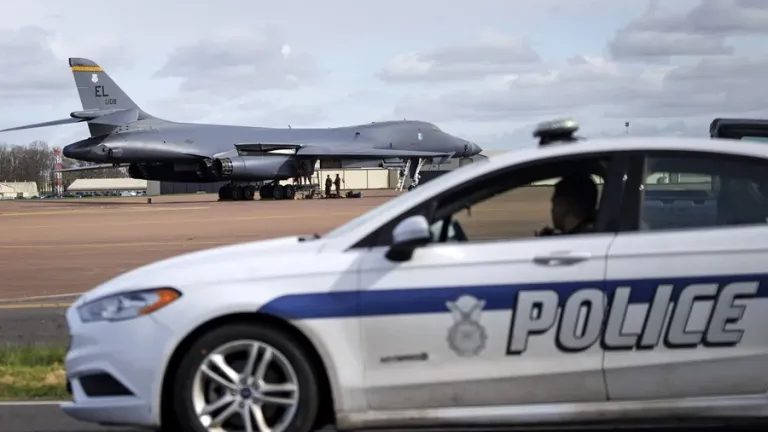 Policía antiterrorista británica acordona la zona exterior de la base RAF de Fairford en Gloucestershire, Inglaterra