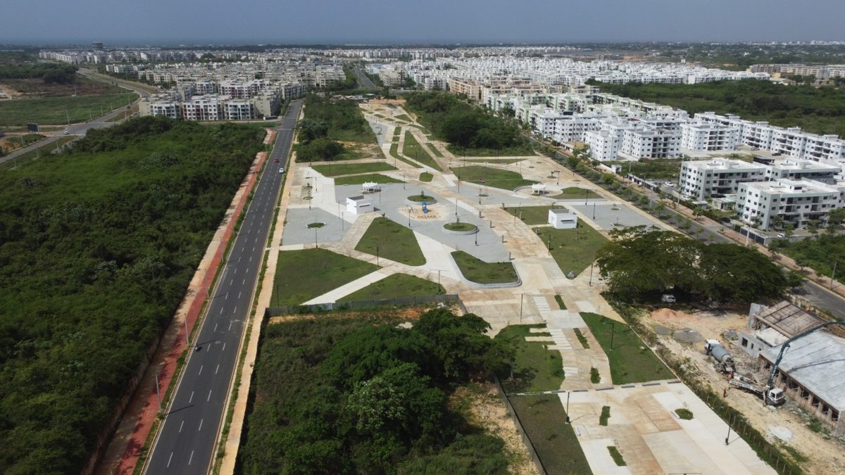 Vista aérea de Ciudad Juan Bosch con bloques de viviendas y áreas de infraestructura en construcción en Santo Domingo