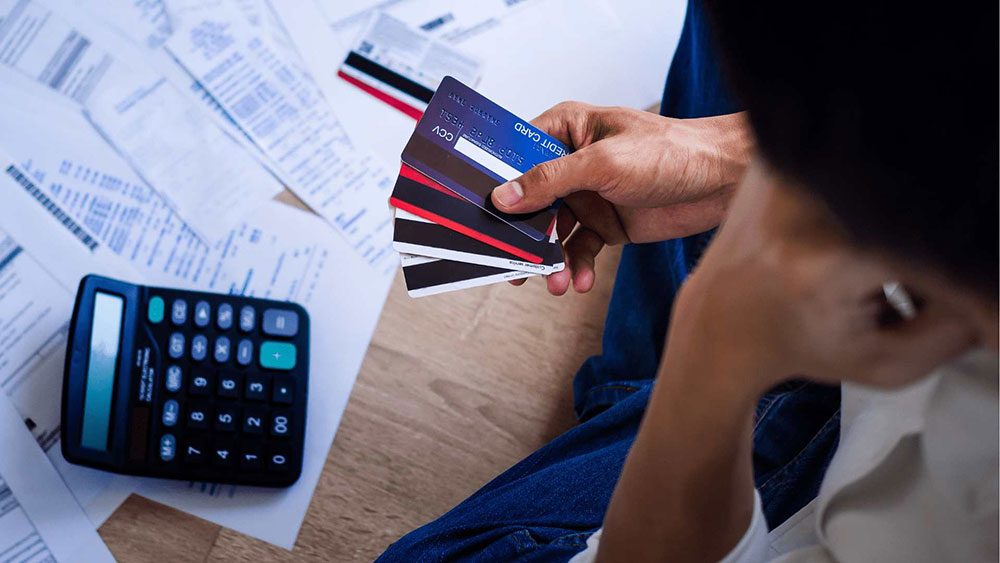 Trabajador dominicano usando tarjeta de crédito en un punto de venta en Santo Domingo